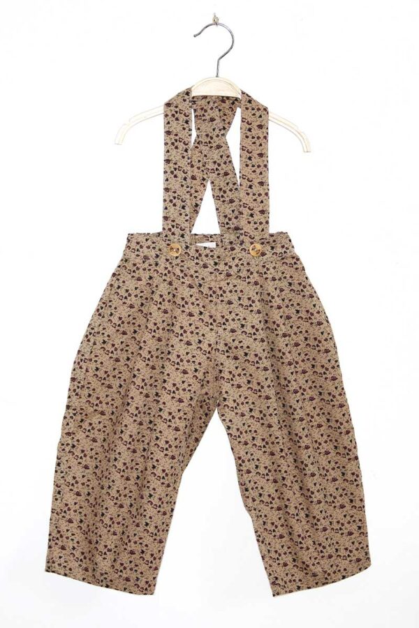 Le devant de la salopette Chloé de Petite Corto, 100% coton biologique, fabriqué en France.