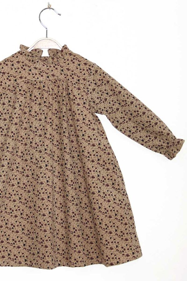 Robe Mila, coupe ample, longueur mi mollet.
