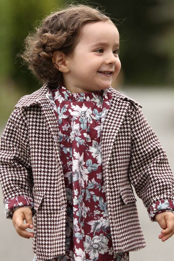 Robe Viola imprime fleurs sur fond bordeaux, collection automne/hiver 2021/22 créé par Petite Corto.